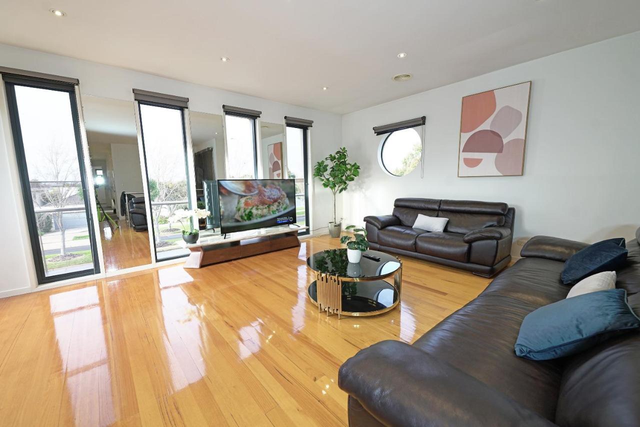 Luxury 7Brm Entire House Lakeview Blackswans Wifi Bbq Resort พอยท์คุก ภายนอก รูปภาพ
