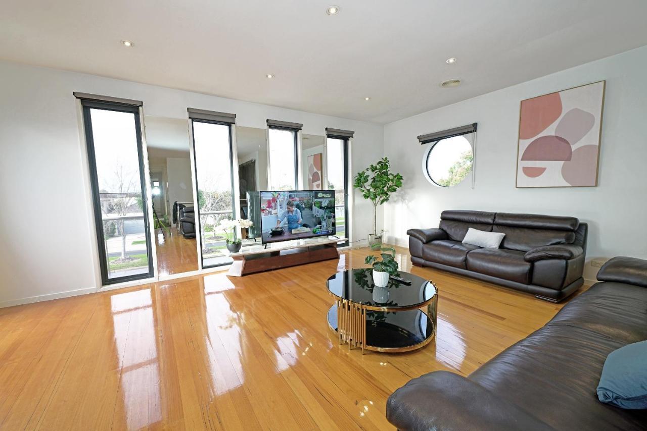 Luxury 7Brm Entire House Lakeview Blackswans Wifi Bbq Resort พอยท์คุก ภายนอก รูปภาพ