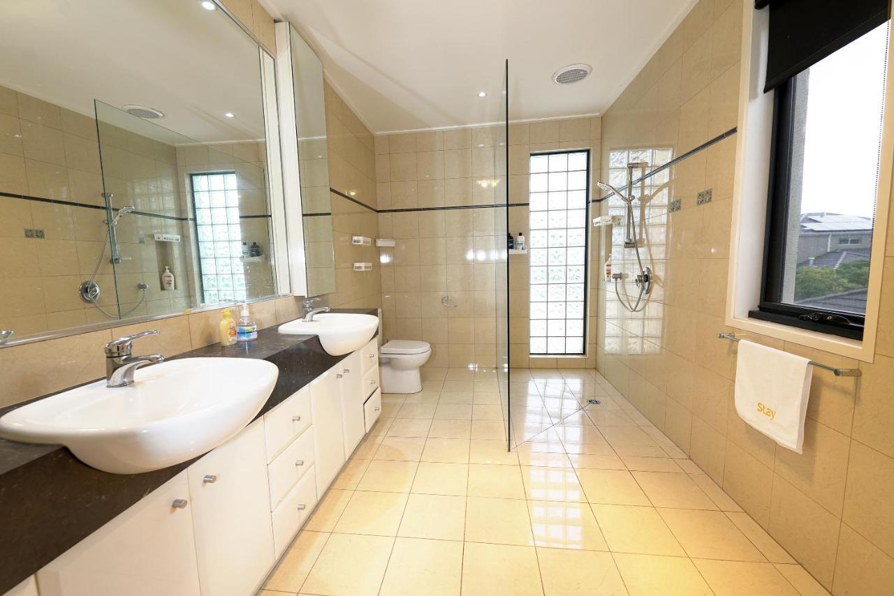 Luxury 7Brm Entire House Lakeview Blackswans Wifi Bbq Resort พอยท์คุก ภายนอก รูปภาพ