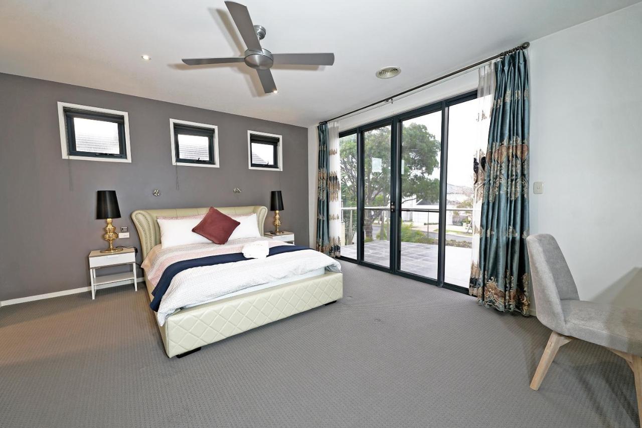Luxury 7Brm Entire House Lakeview Blackswans Wifi Bbq Resort พอยท์คุก ภายนอก รูปภาพ
