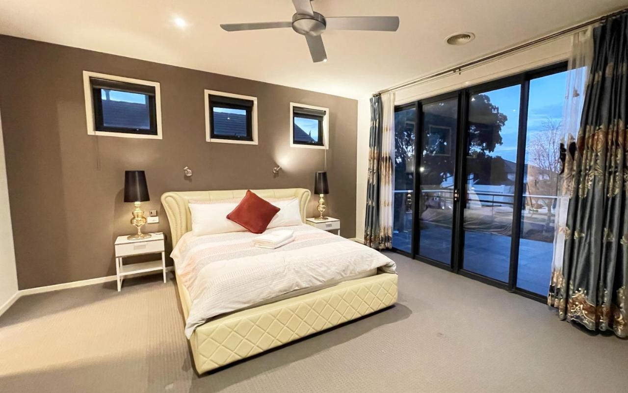 Luxury 7Brm Entire House Lakeview Blackswans Wifi Bbq Resort พอยท์คุก ภายนอก รูปภาพ